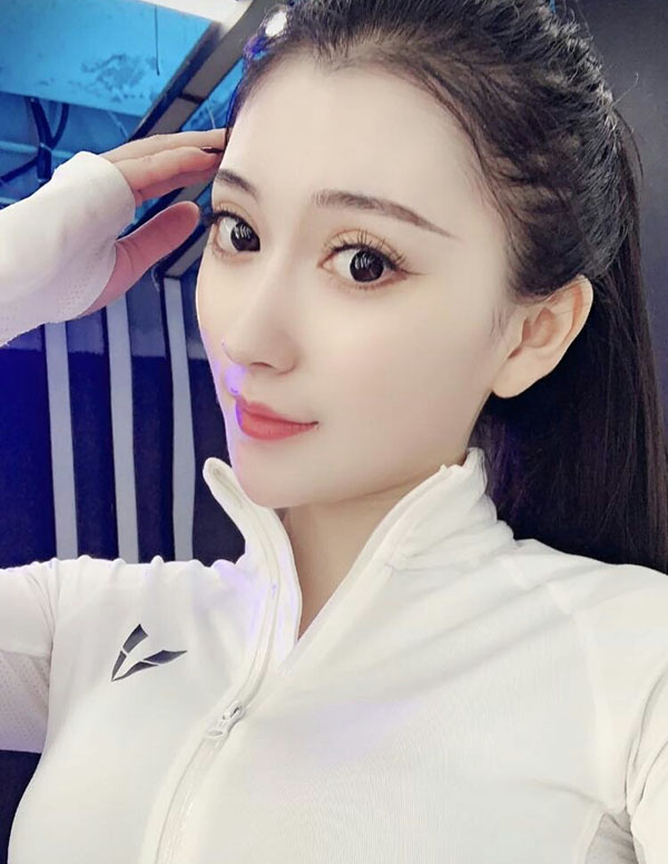 温哥华伴游模特